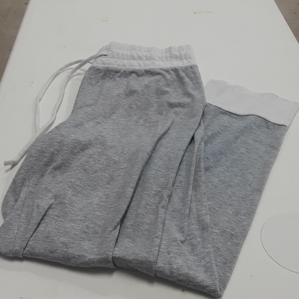Victoria Secrets Pink Women SP Gray Crop Sweats